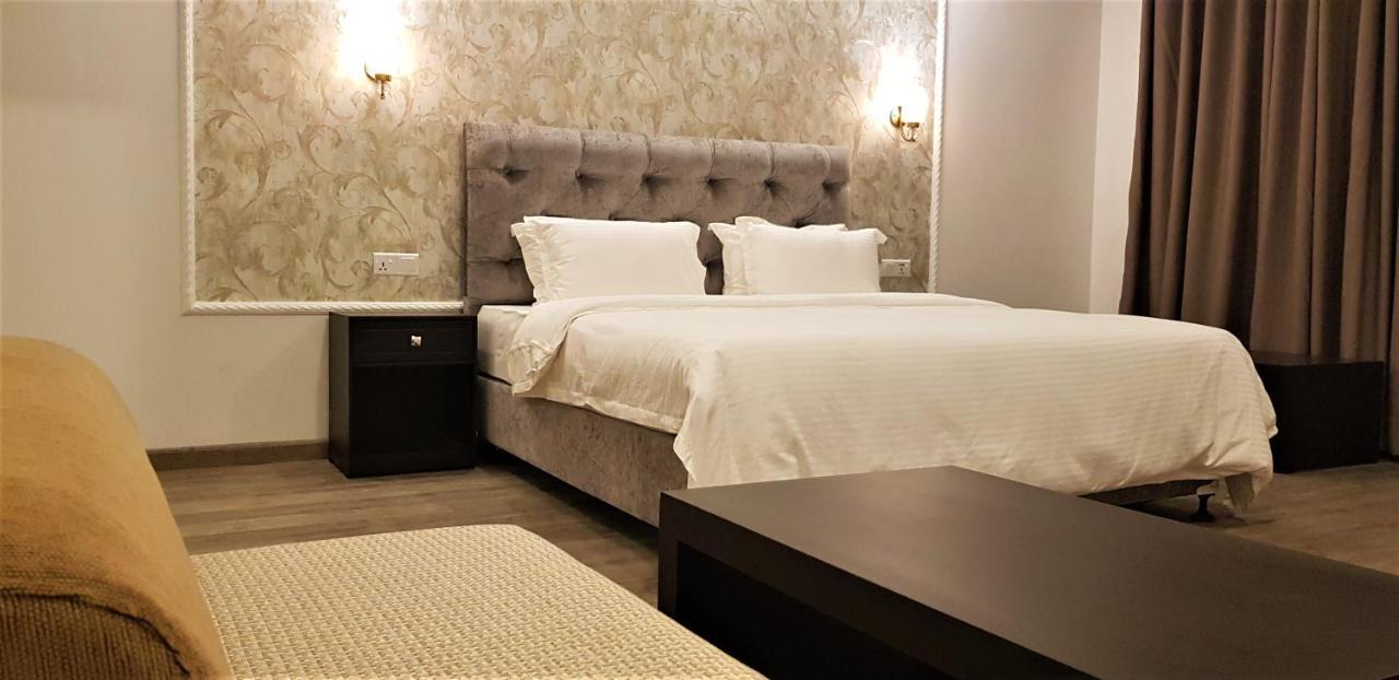 Hotel Green Court Homagama Экстерьер фото