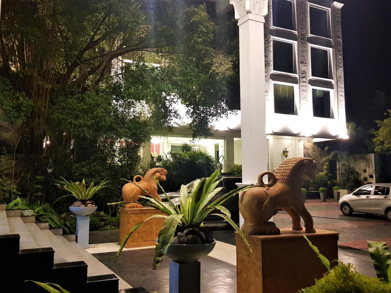 Hotel Green Court Homagama Экстерьер фото